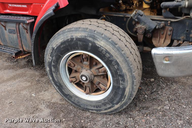 image for item DQ9476 1997 Ford LT9513 Louisville 113 crane truck