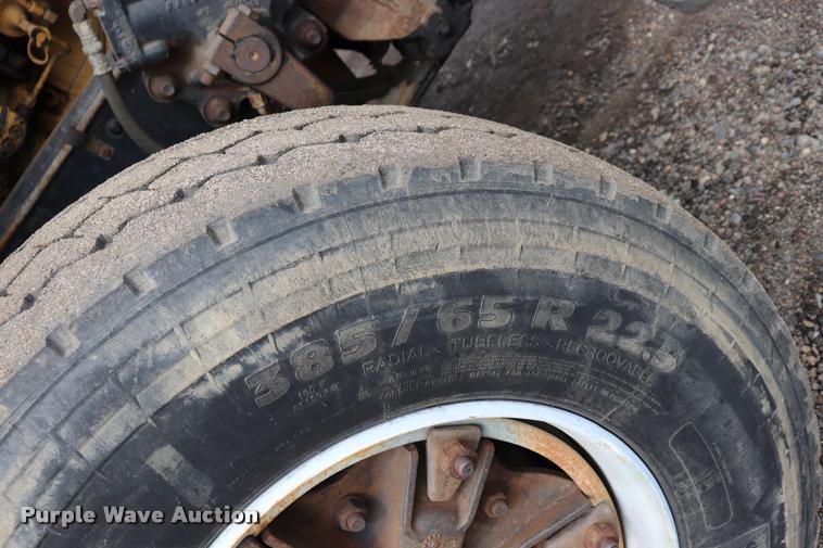 image for item DQ9476 1997 Ford LT9513 Louisville 113 crane truck