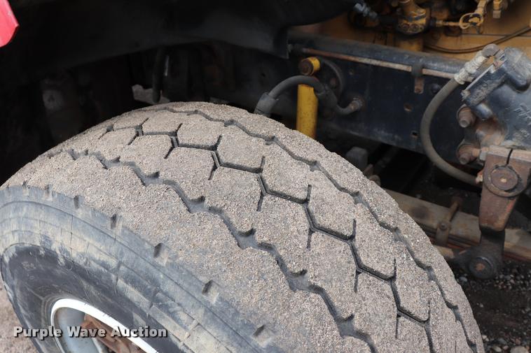 image for item DQ9476 1997 Ford LT9513 Louisville 113 crane truck