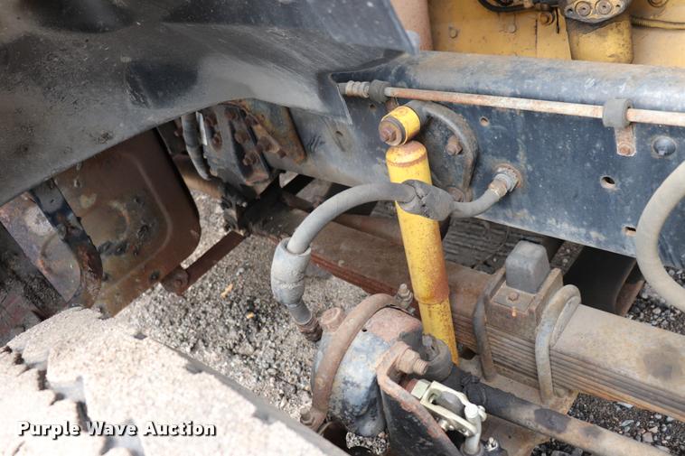 image for item DQ9476 1997 Ford LT9513 Louisville 113 crane truck