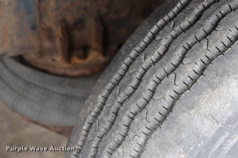 image for item DQ9476 1997 Ford LT9513 Louisville 113 crane truck