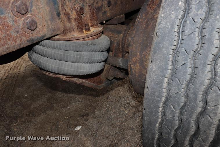 image for item DQ9476 1997 Ford LT9513 Louisville 113 crane truck