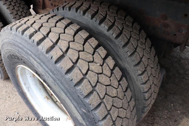 image for item DQ9476 1997 Ford LT9513 Louisville 113 crane truck