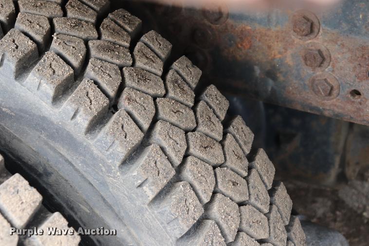 image for item DQ9476 1997 Ford LT9513 Louisville 113 crane truck