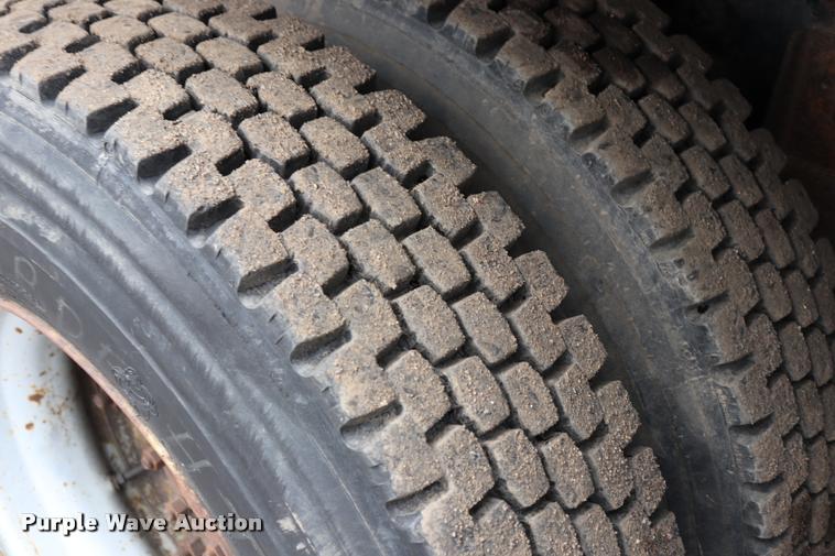 image for item DQ9476 1997 Ford LT9513 Louisville 113 crane truck