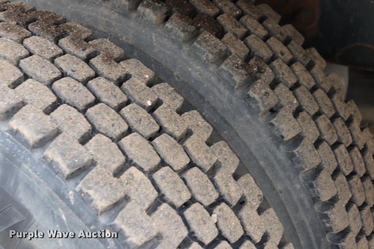 image for item DQ9476 1997 Ford LT9513 Louisville 113 crane truck