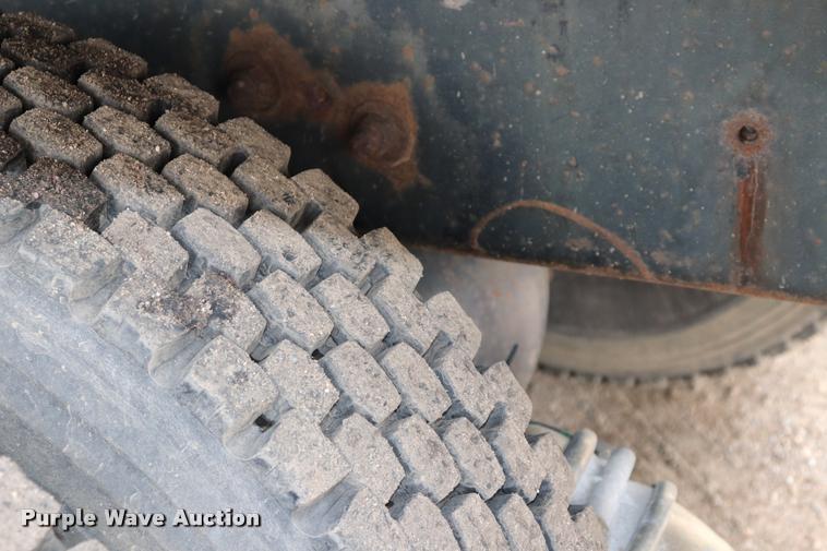 image for item DQ9476 1997 Ford LT9513 Louisville 113 crane truck