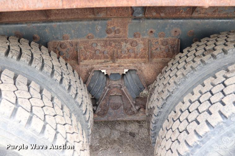 image for item DQ9476 1997 Ford LT9513 Louisville 113 crane truck