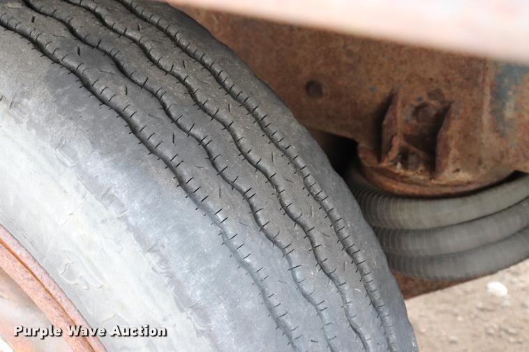 image for item DQ9476 1997 Ford LT9513 Louisville 113 crane truck