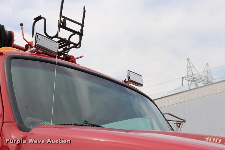 image for item DQ9476 1997 Ford LT9513 Louisville 113 crane truck