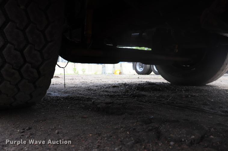 image for item DQ9476 1997 Ford LT9513 Louisville 113 crane truck