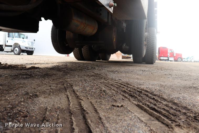 image for item DQ9476 1997 Ford LT9513 Louisville 113 crane truck