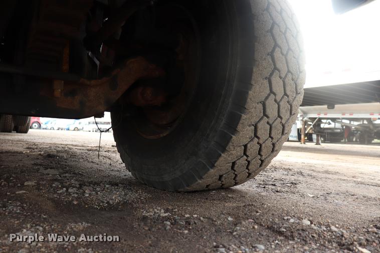 image for item DQ9476 1997 Ford LT9513 Louisville 113 crane truck