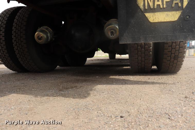 image for item DQ9476 1997 Ford LT9513 Louisville 113 crane truck