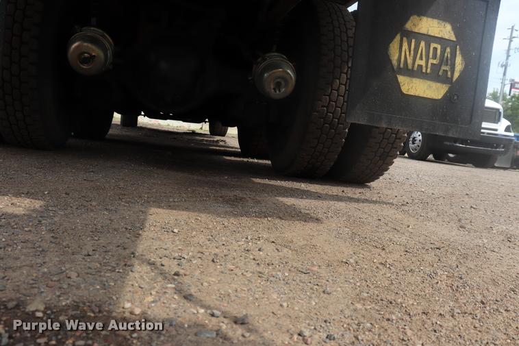 image for item DQ9476 1997 Ford LT9513 Louisville 113 crane truck