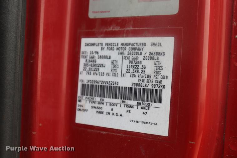 image for item DQ9476 1997 Ford LT9513 Louisville 113 crane truck