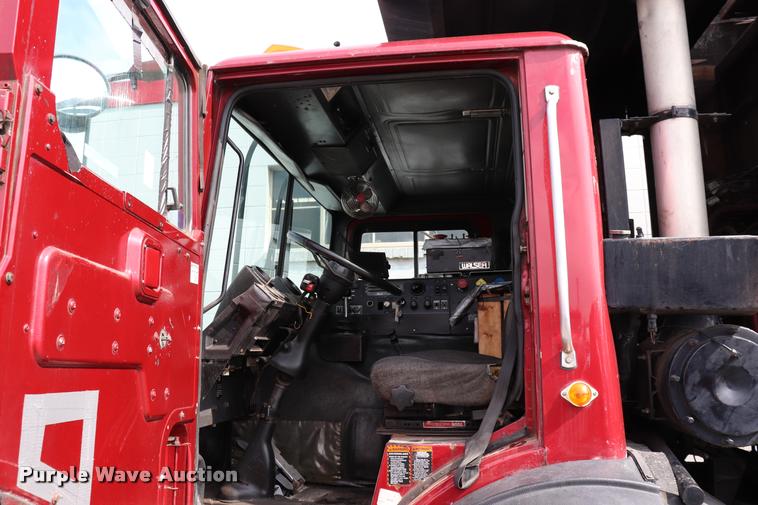 image for item DQ9478 2002 Mack MR690S refuse truck