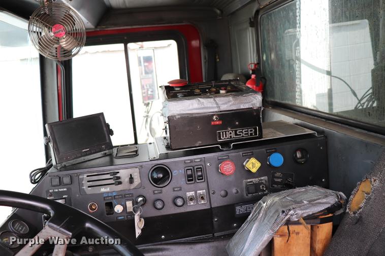 image for item DQ9478 2002 Mack MR690S refuse truck