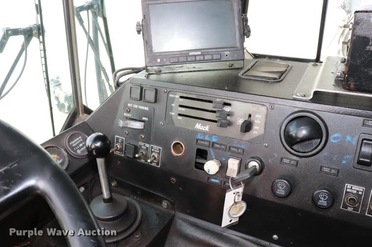 image for item DQ9478 2002 Mack MR690S refuse truck