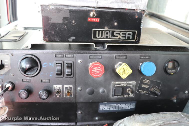 image for item DQ9478 2002 Mack MR690S refuse truck