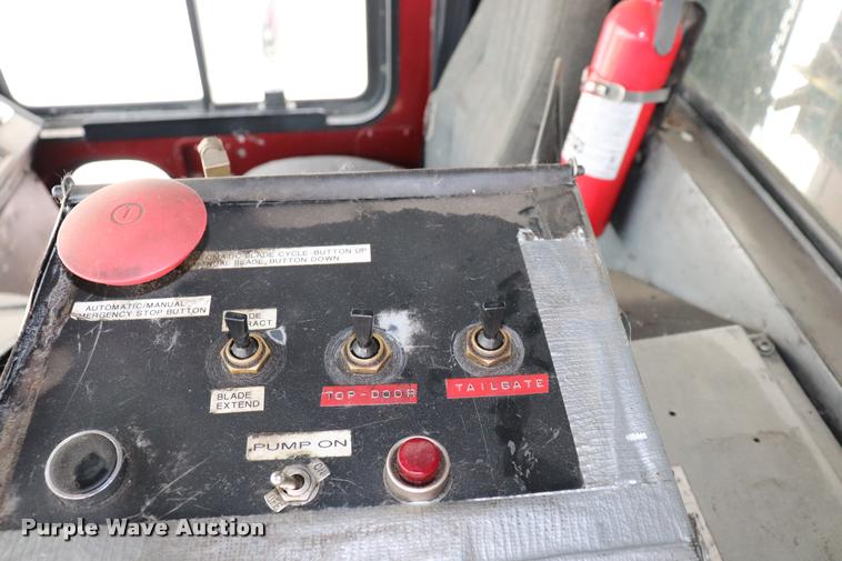 image for item DQ9478 2002 Mack MR690S refuse truck