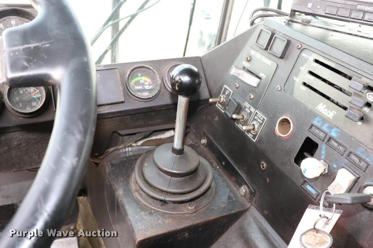 image for item DQ9478 2002 Mack MR690S refuse truck