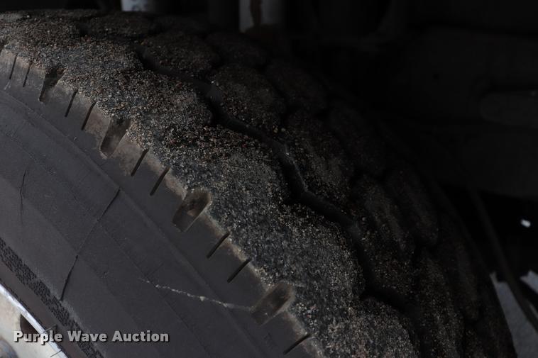 image for item DQ9478 2002 Mack MR690S refuse truck