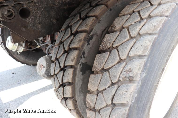 image for item DQ9478 2002 Mack MR690S refuse truck