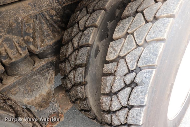 image for item DQ9478 2002 Mack MR690S refuse truck