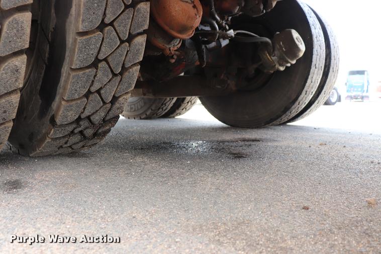 image for item DQ9478 2002 Mack MR690S refuse truck