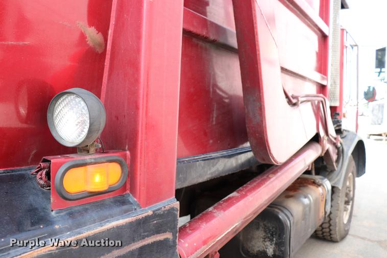 image for item DQ9478 2002 Mack MR690S refuse truck