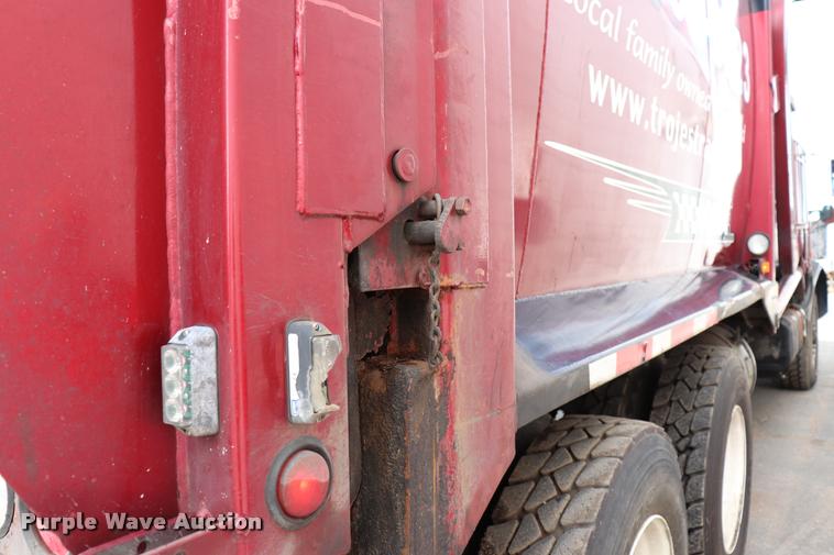 image for item DQ9478 2002 Mack MR690S refuse truck