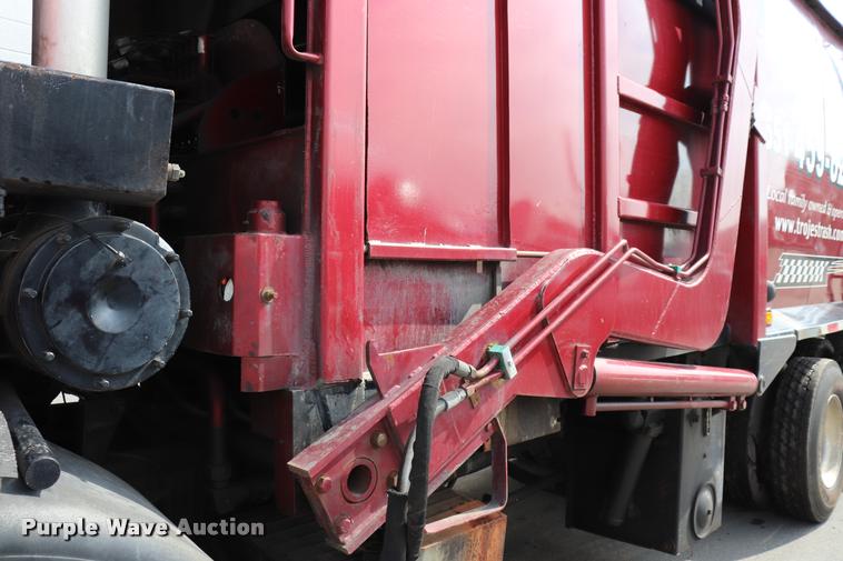 image for item DQ9478 2002 Mack MR690S refuse truck