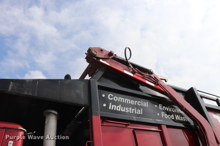 image for item DQ9478 2002 Mack MR690S refuse truck