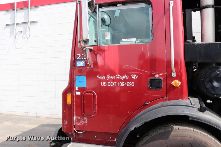 image for item DQ9478 2002 Mack MR690S refuse truck