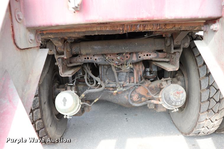 image for item DQ9478 2002 Mack MR690S refuse truck