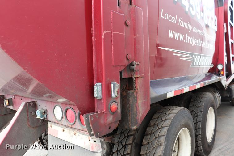 image for item DQ9478 2002 Mack MR690S refuse truck