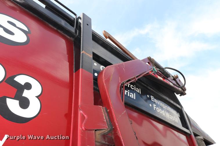 image for item DQ9478 2002 Mack MR690S refuse truck