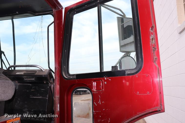 image for item DQ9478 2002 Mack MR690S refuse truck