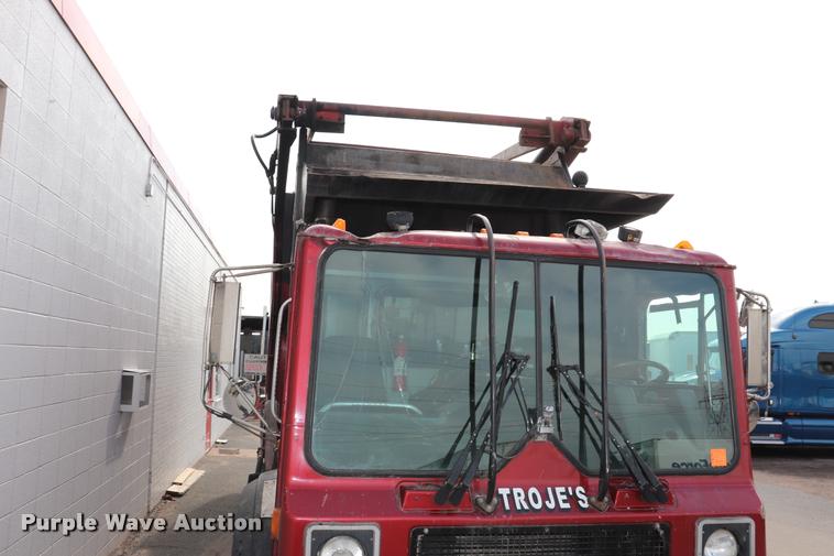 image for item DQ9478 2002 Mack MR690S refuse truck