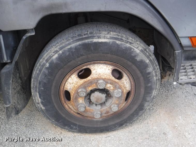 image for item K5911 2004 Mitsubishi Fuso FE640 flatbed truck