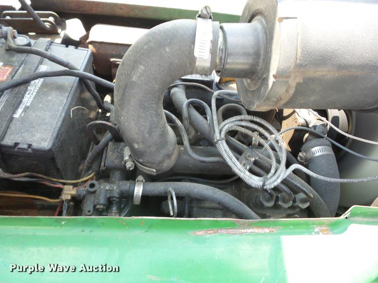 image for item K6433 John Deere 332 lawn mower