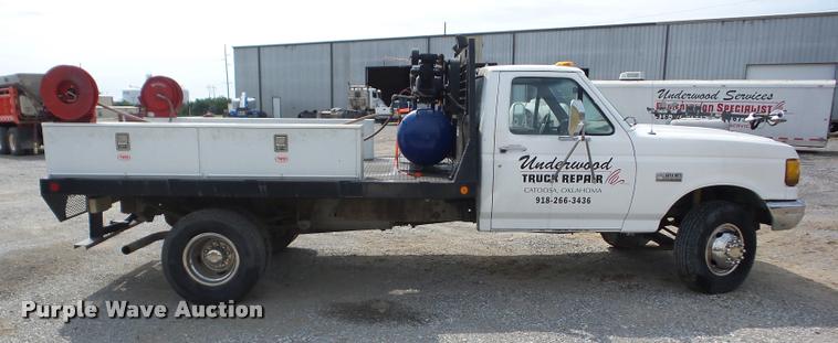 image for item K6455 1990 Ford F450 Super Duty flatbed truck