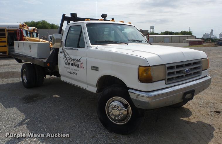 image for item K6455 1990 Ford F450 Super Duty flatbed truck