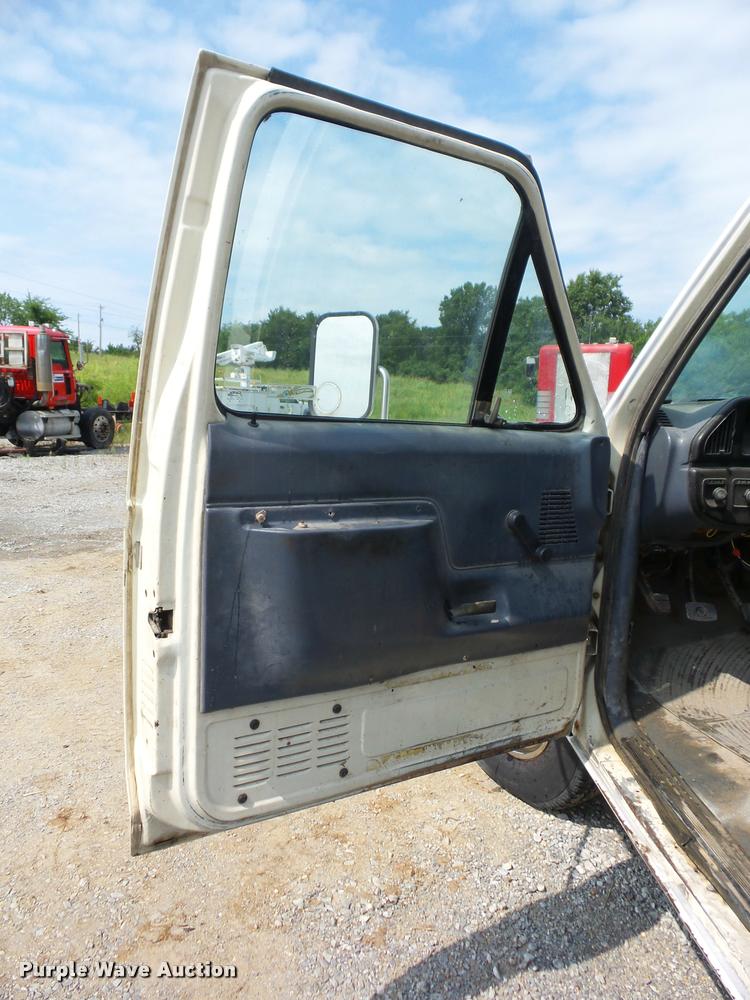 image for item K6455 1990 Ford F450 Super Duty flatbed truck