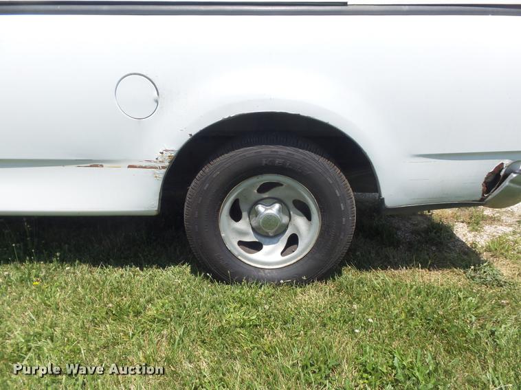 image for item K7552 2001 Ford F150 XL pickup truck