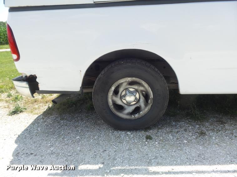 image for item K7552 2001 Ford F150 XL pickup truck