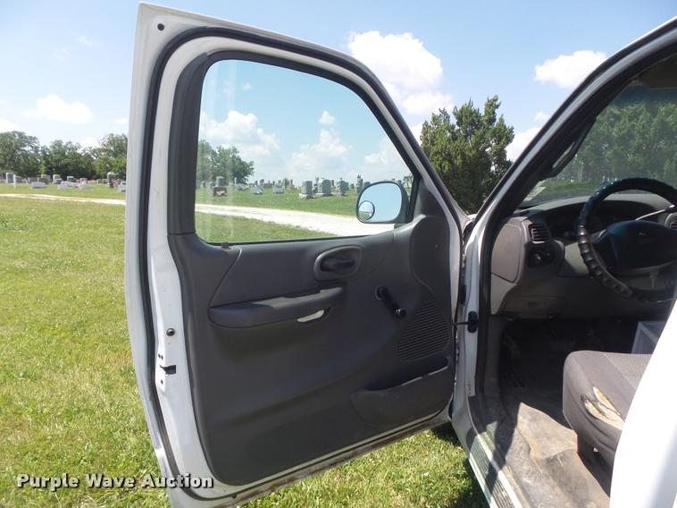 image for item K7552 2001 Ford F150 XL pickup truck