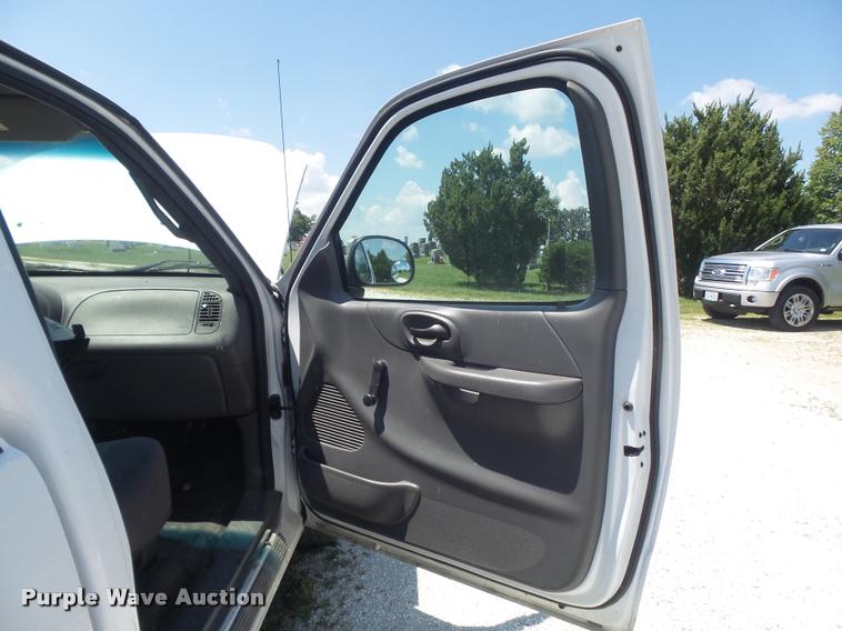 image for item K7552 2001 Ford F150 XL pickup truck