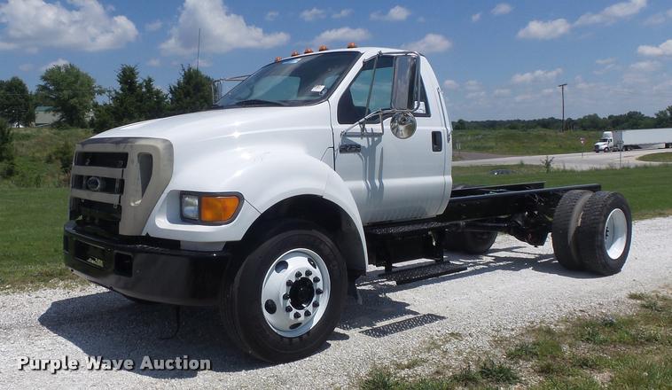 image for item K7553 2004 Ford F750 Super Duty XL truck chassis